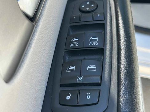 Used 2021 Chrysler Pacifica Touring-L FWD image 23