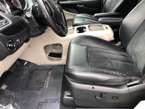 Used 2017 Dodge Grand Caravan SXT image 18
