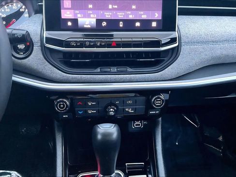 Used 2024 Jeep Compass Latitude image 29