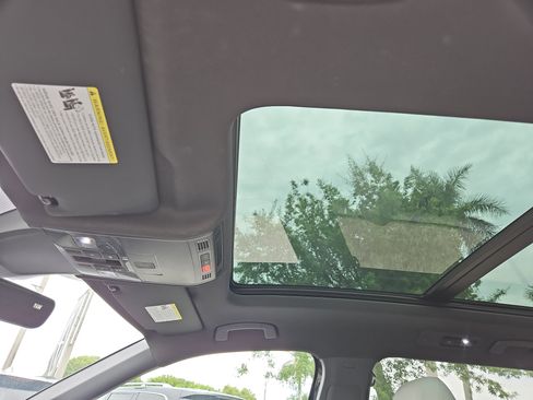 Used 2023 Volkswagen Tiguan SE R-Line image 19