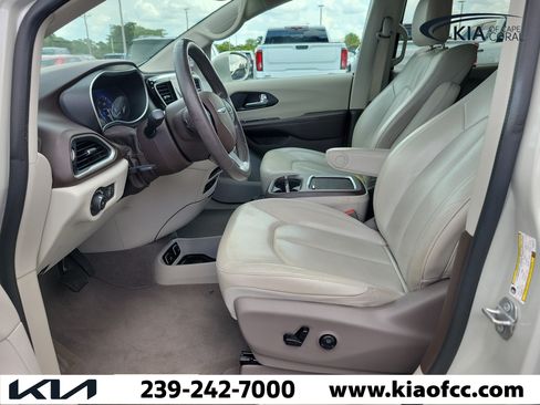 Used 2020 Chrysler Pacifica Touring-L Plus FWD image 22
