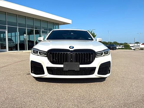 Used 2022 BMW 740i w/ Luxury Rear Seating Package RWD image 2