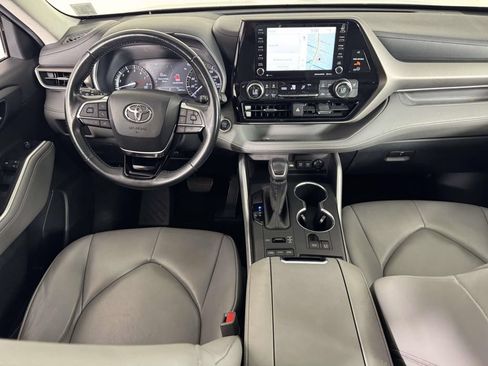Used 2020 Toyota Highlander XLE AWD/4WD image 5