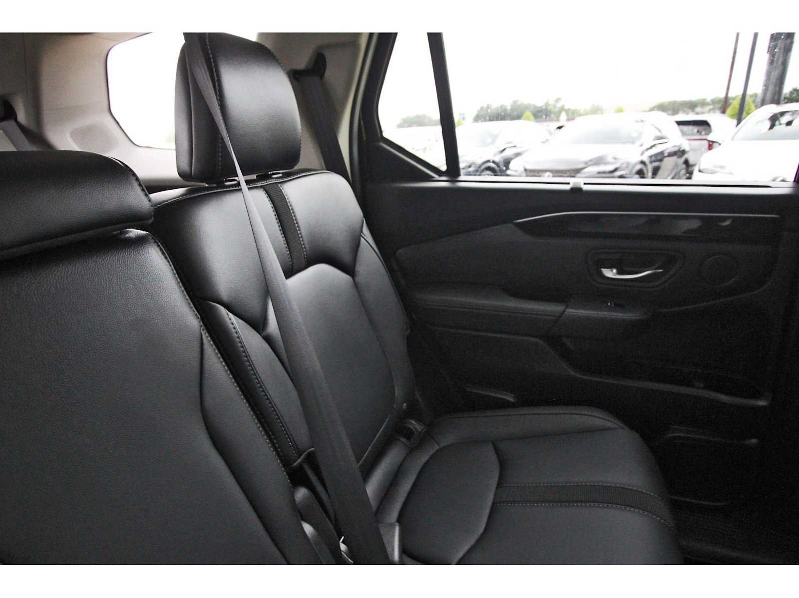 Used 2025 Honda Pilot Touring image 10