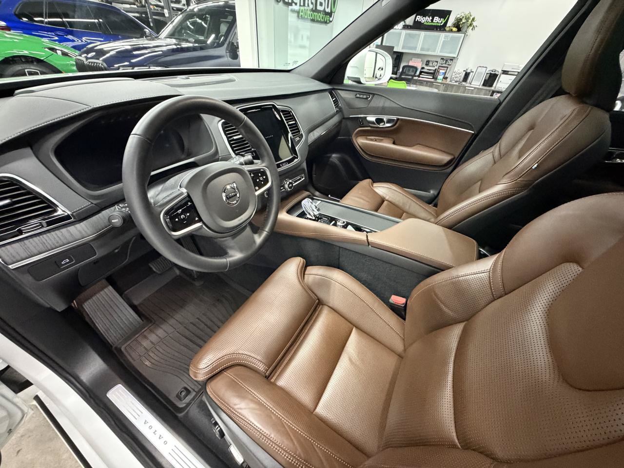 Used 2025 Volvo XC90 B6 Ultra w/ Protection Package Premier AWD/4WD image 10
