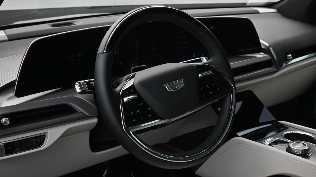 Certified 2027 Cadillac Vistiq Sport AWD/4WD image 9