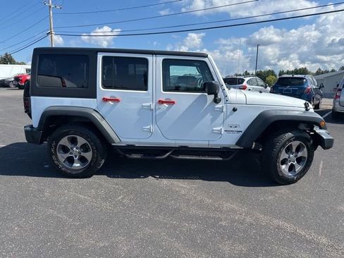 Used 2018 Jeep Wrangler Unlimited Sahara image 9