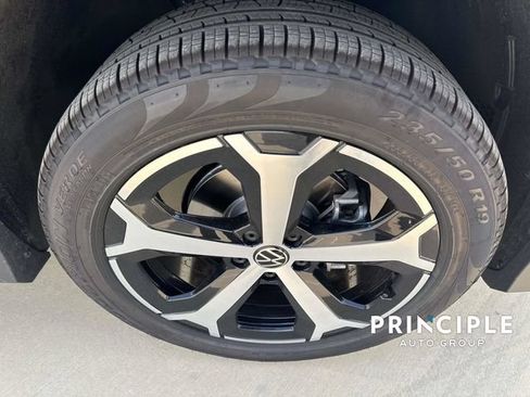 Used 2025 Volkswagen Tiguan SE FWD image 16