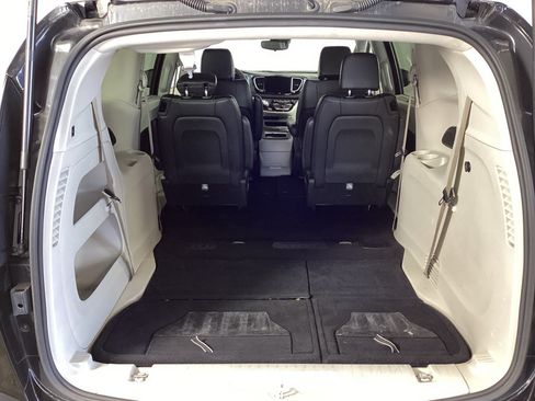 Used 2023 Chrysler Pacifica Touring-L FWD image 12