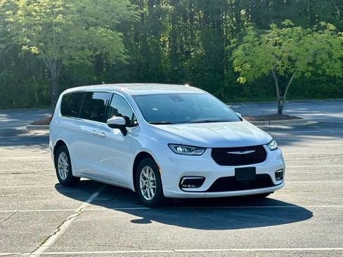 Used 2023 Chrysler Pacifica Touring-L image 11