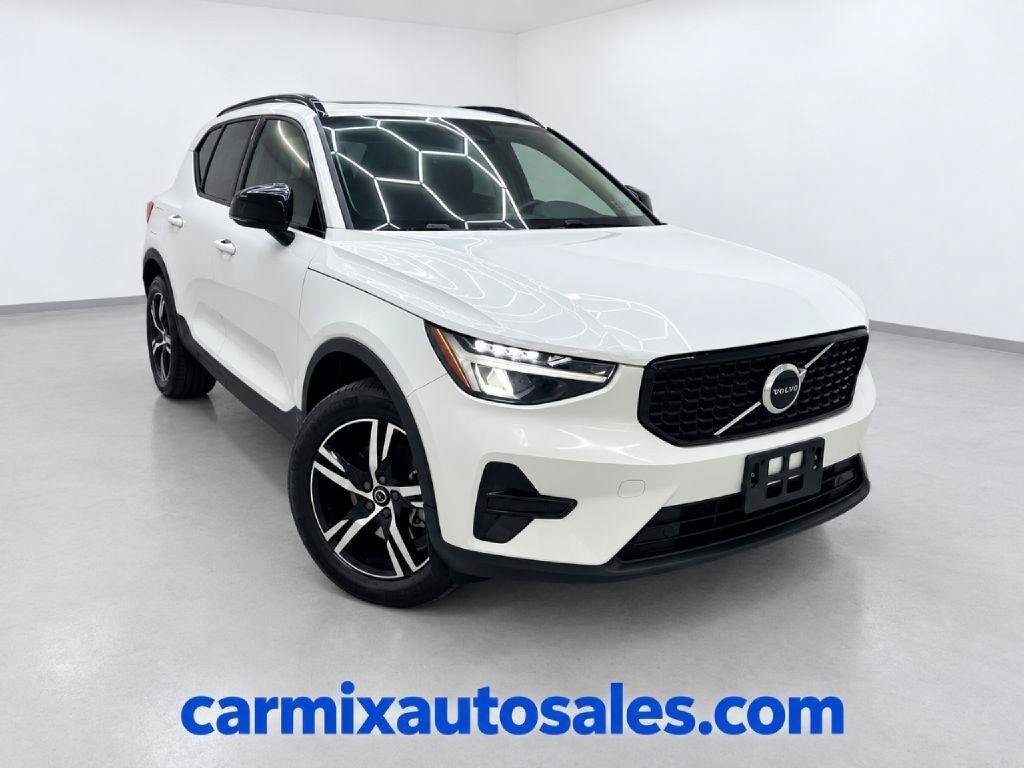 Used 2024 Volvo XC40 B5 Core w/ Climate Package AWD/4WD image 1