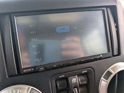 Used 2018 Jeep Wrangler Unlimited Sahara w/ Connectivity Group image 21