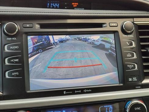 Used 2019 Toyota Highlander XLE FWD image 12