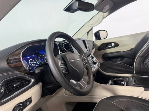Used 2024 Chrysler Pacifica Limited FWD image 23