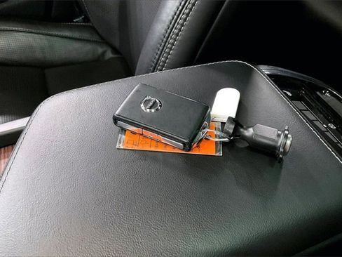 Certified 2023 Volvo XC60 B5 Ultimate w/ Climate Package image 12