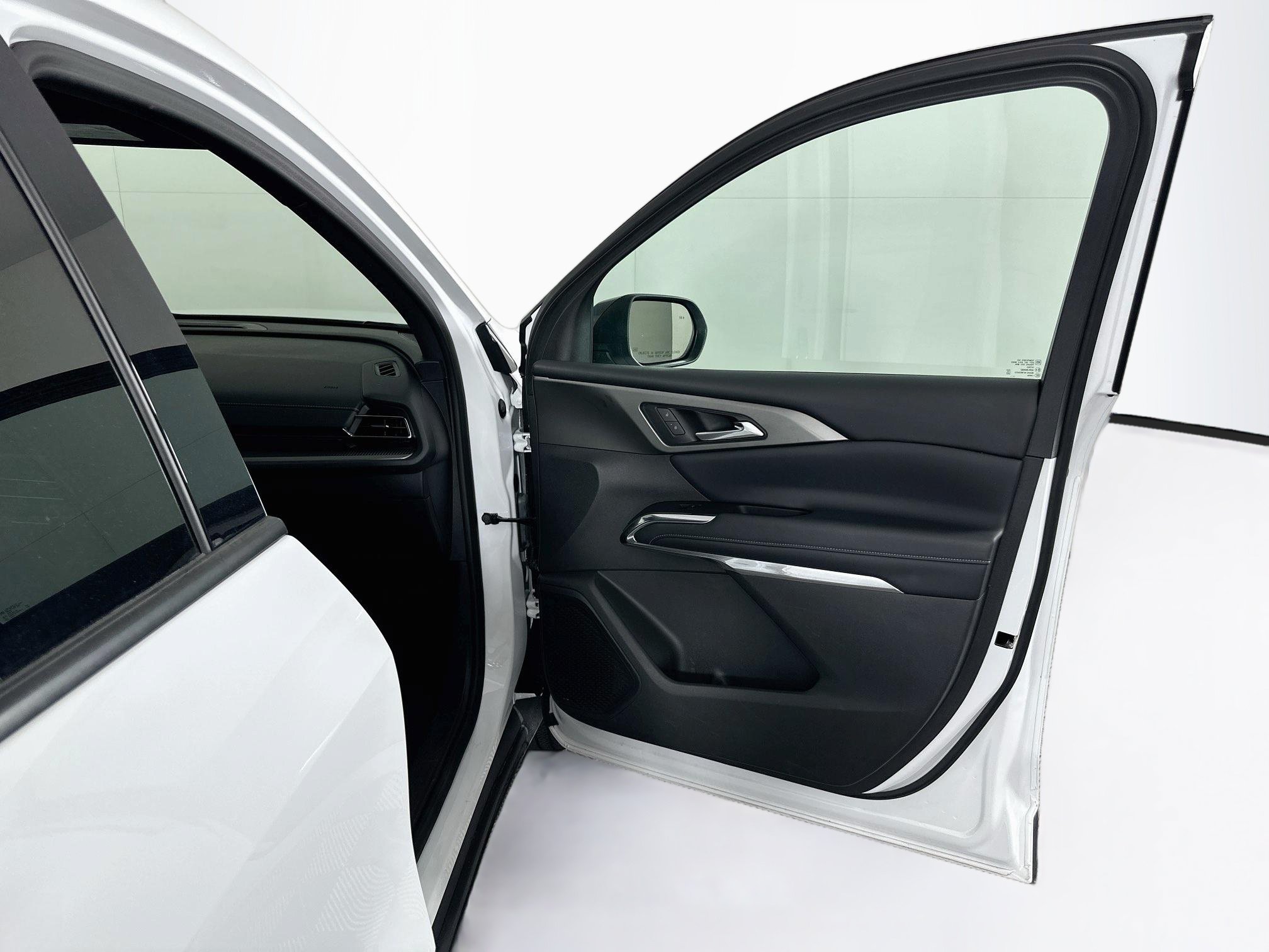 Used 2025 Chevrolet Traverse LT FWD image 34