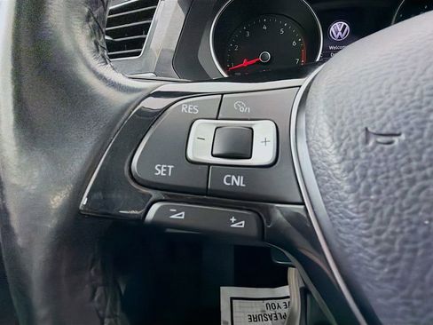 Used 2018 Volkswagen Tiguan SE w/ Panoramic Sunroof Package image 11