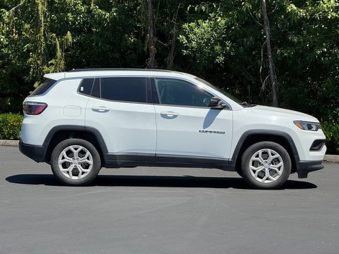 Used 2024 Jeep Compass Latitude AWD/4WD image 4