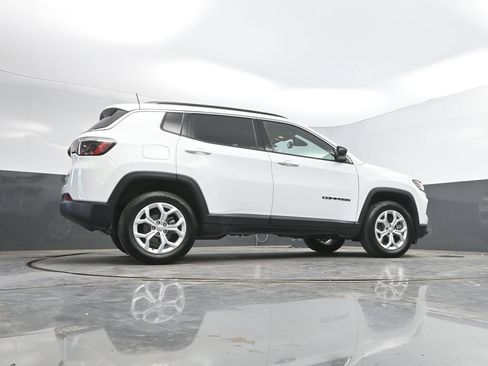 Used 2024 Jeep Compass Latitude AWD/4WD image 40