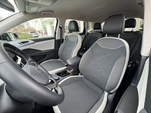 Used 2025 Volkswagen Taos SE AWD/4WD image 11