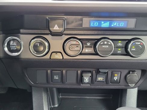 Used 2022 Toyota Tacoma TRD Off-Road AWD/4WD image 17