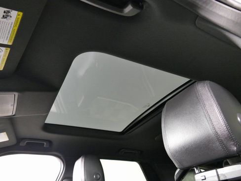 Used 2019 Land Rover Discovery HSE image 23