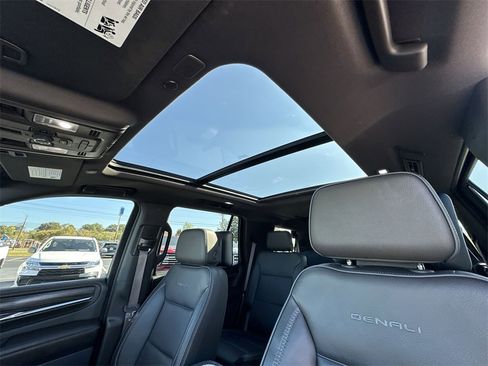 Used 2024 GMC Yukon Denali w/ Denali Reserve Package image 21