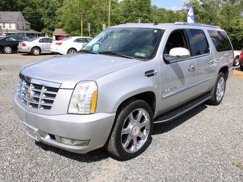 Used 2013 Cadillac Escalade ESV Luxury AWD/4WD image 2