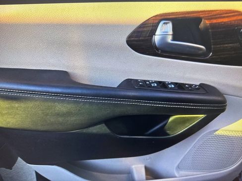 Used 2023 Chrysler Pacifica Limited image 12