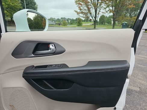 Used 2022 Chrysler Pacifica Touring-L FWD image 13