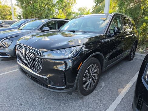 Used 2025 Lincoln Aviator AWD image 3