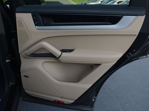 Certified 2025 Porsche Cayenne Coupe image 30