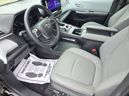 Certified 2025 Toyota Sienna XLE AWD/4WD image 11