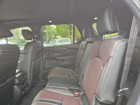Used 2025 Honda Pilot Black Edition image 17