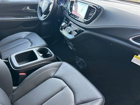 New 2026 Chrysler Pacifica Select image 14
