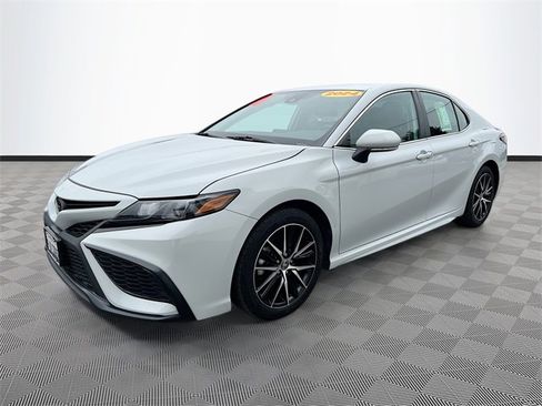 Used 2024 Toyota Camry SE image 3