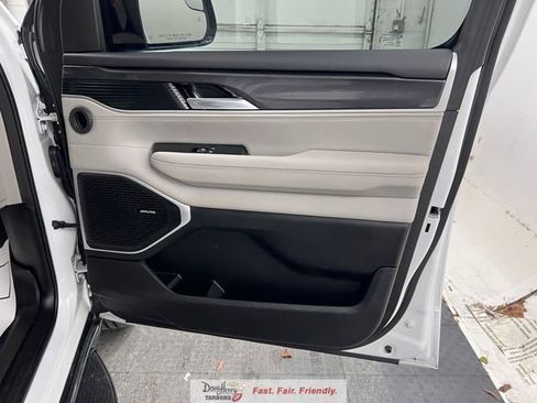 Used 2024 Jeep Wagoneer 4WD w/ Premium Group I image 46