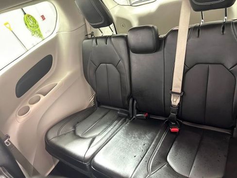 Used 2023 Chrysler Pacifica Touring-L FWD image 19