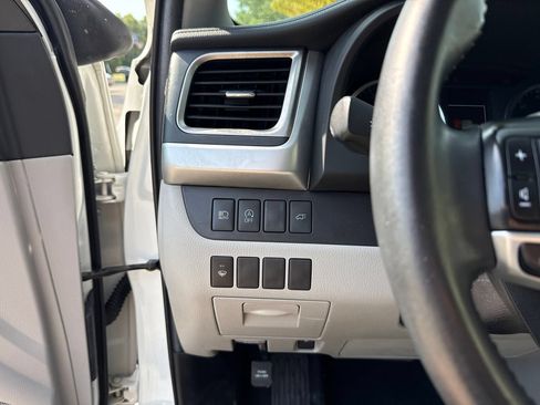 Used 2019 Toyota Highlander XLE AWD/4WD image 21
