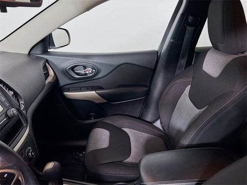 Used 2018 Jeep Cherokee Latitude image 11