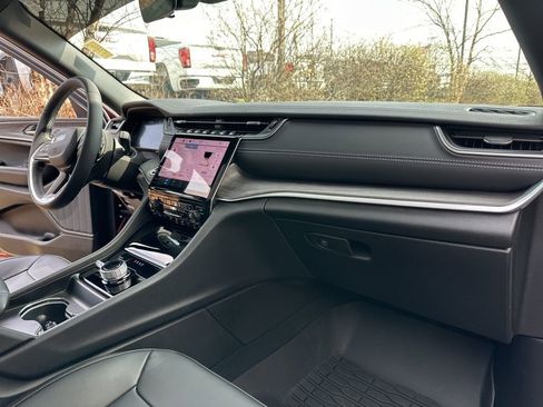 Used 2025 Jeep Grand Cherokee Limited w/ Black Appearance Package image 25