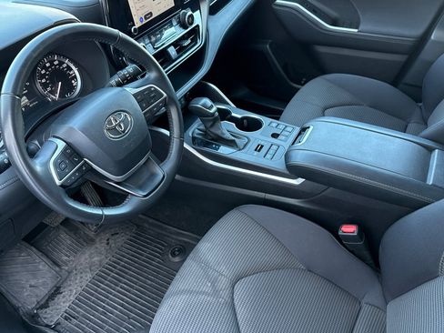 Used 2024 Toyota Highlander LE AWD/4WD image 10