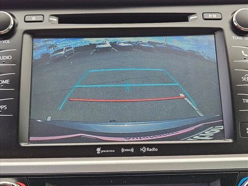 Used 2017 Toyota Highlander XLE AWD/4WD image 19