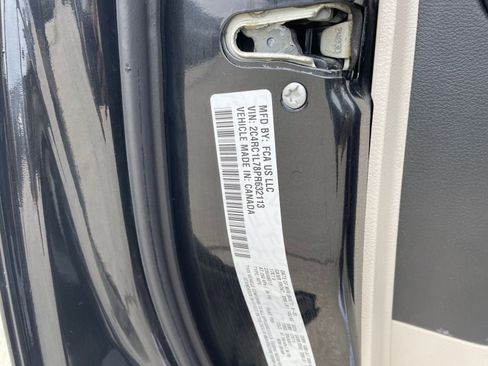 Used 2023 Chrysler Pacifica Touring-L FWD image 32