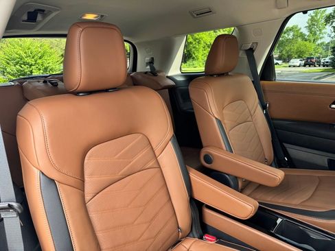 Used 2024 Nissan Pathfinder Platinum image 30