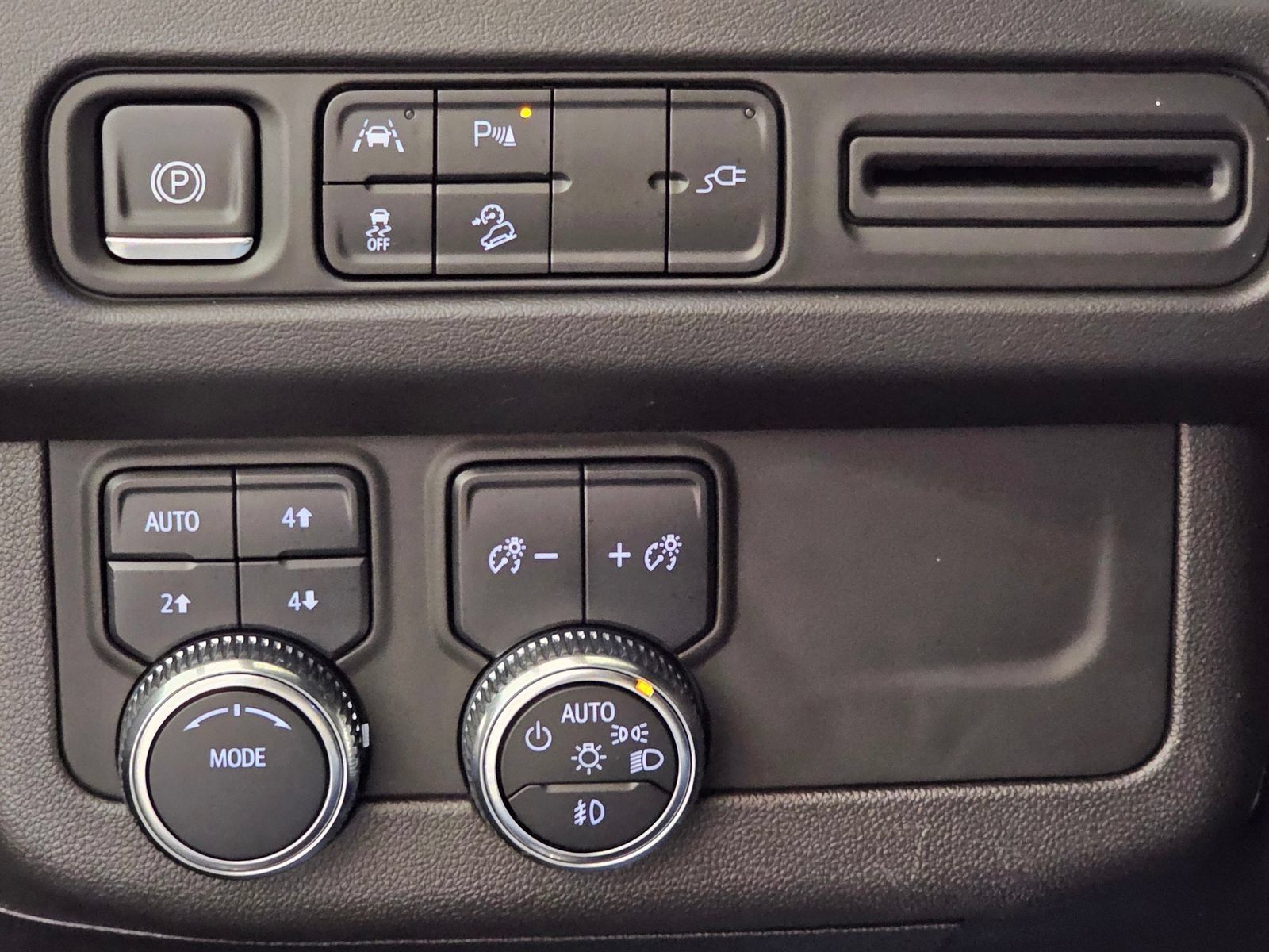 Used 2021 GMC Yukon AT4 w/ Rear Media and Nav Package AWD/4WD image 18