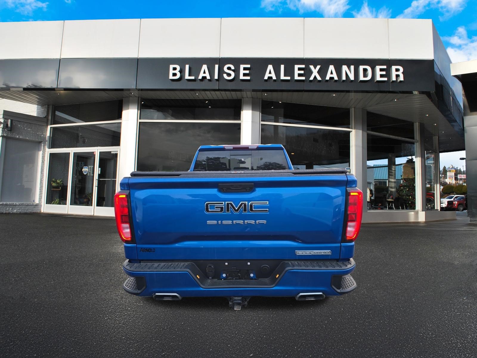 Used 2023 GMC Sierra 1500 Elevation w/ Preferred Package AWD/4WD image 4