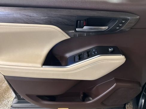 Used 2021 Toyota Highlander Limited image 10