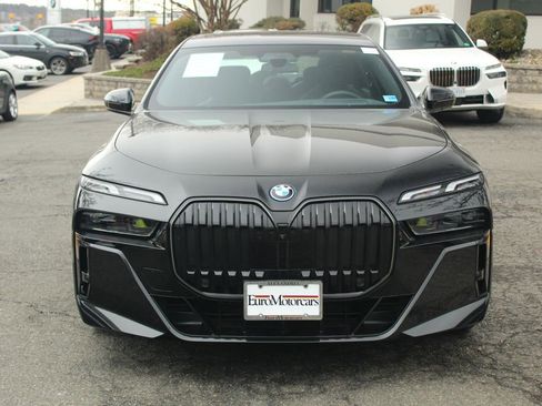 Used 2025 BMW i7 xDrive60 AWD/4WD image 2