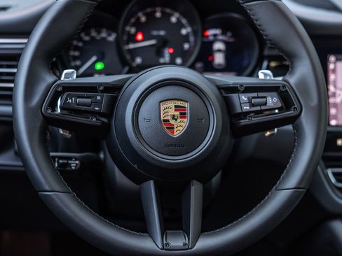 Certified 2026 Porsche Macan AWD/4WD image 14